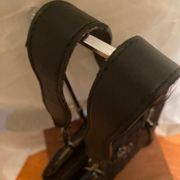 G Lux by Guess Embossed handbag, with gray hardware - Picture 4 of 13